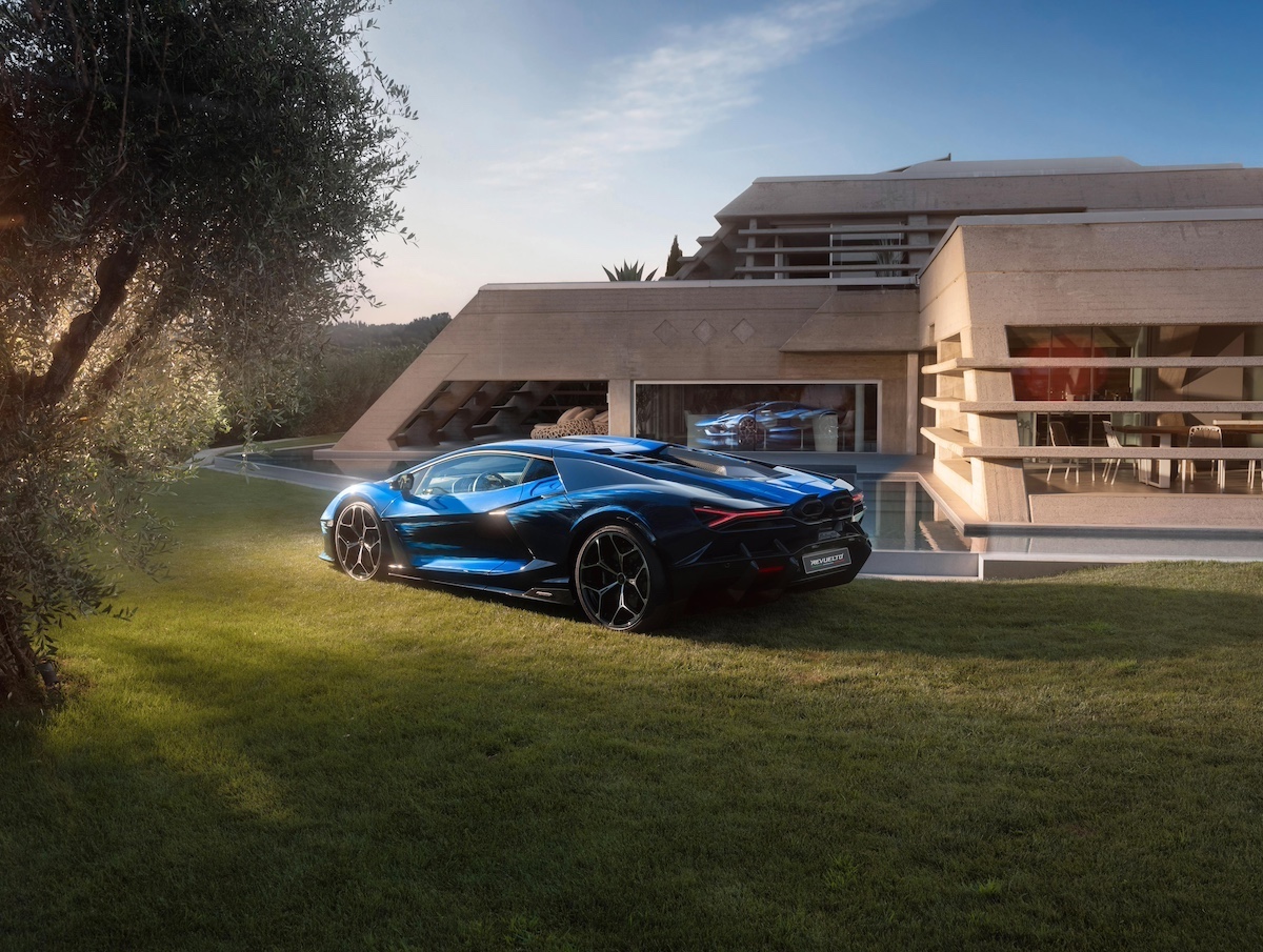 Lamborghini Revuelto opera unica: arte e Innovazione dal mare sardo