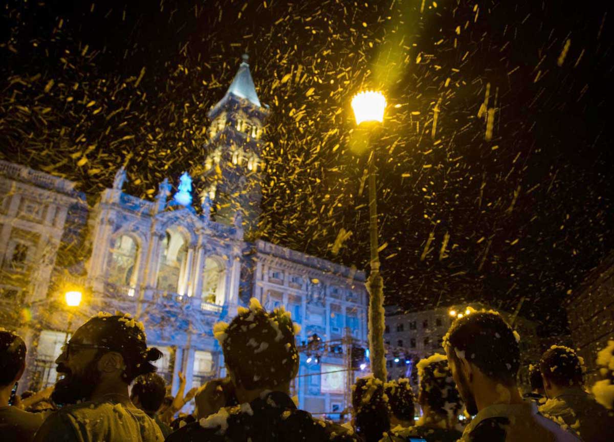 Roma, nevica ad agosto: nasi all’insù per il miracolo della Madonna della Neve. L’angelo della pace si chiama Ilaria Roma, nevica ad agosto: nasi all’insù per il miracolo della Madonna della Neve. L’angelo della pace si chiama Ilaria