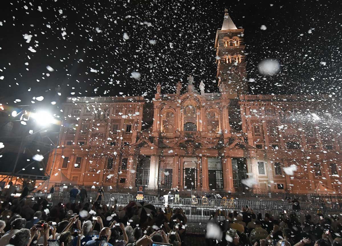 Roma, nevica ad agosto: nasi all’insù per il miracolo della Madonna della Neve. L’angelo della pace si chiama Ilaria Roma, nevica ad agosto: nasi all’insù per il miracolo della Madonna della Neve. L’angelo della pace si chiama Ilaria