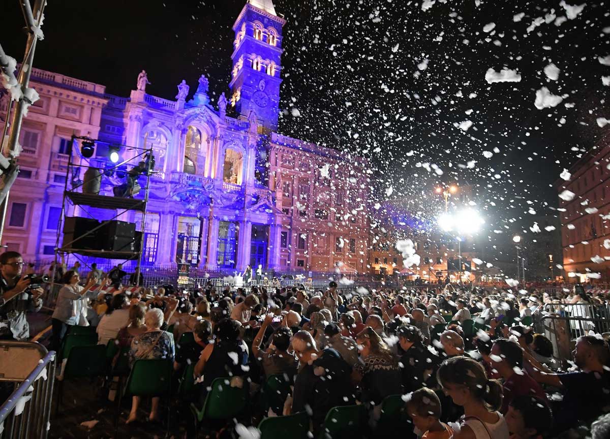 Roma, nevica ad agosto: nasi all’insù per il miracolo della Madonna della Neve. L’angelo della pace si chiama Ilaria Roma, nevica ad agosto: nasi all’insù per il miracolo della Madonna della Neve. L’angelo della pace si chiama Ilaria