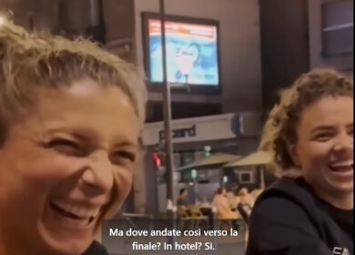 Tennis, le olimpioniche Sara Errani e Jasmine Paolini in giro per Parigi con la bicicletta elettrica