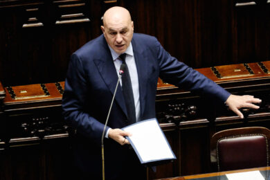 Israele, il ministro della Difesa sente Crosetto: “Aggiornato sulla minaccia Iran”