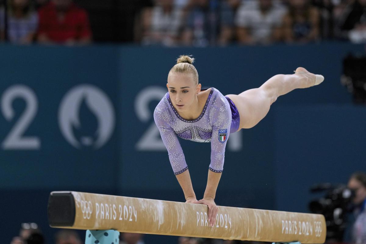 Chi è Alice D’Amato medaglia d’oro a Parigi 2024, il tatuaggio del destino e la sorella gemella Asia (assente per infortunio alle Olimpiadi)