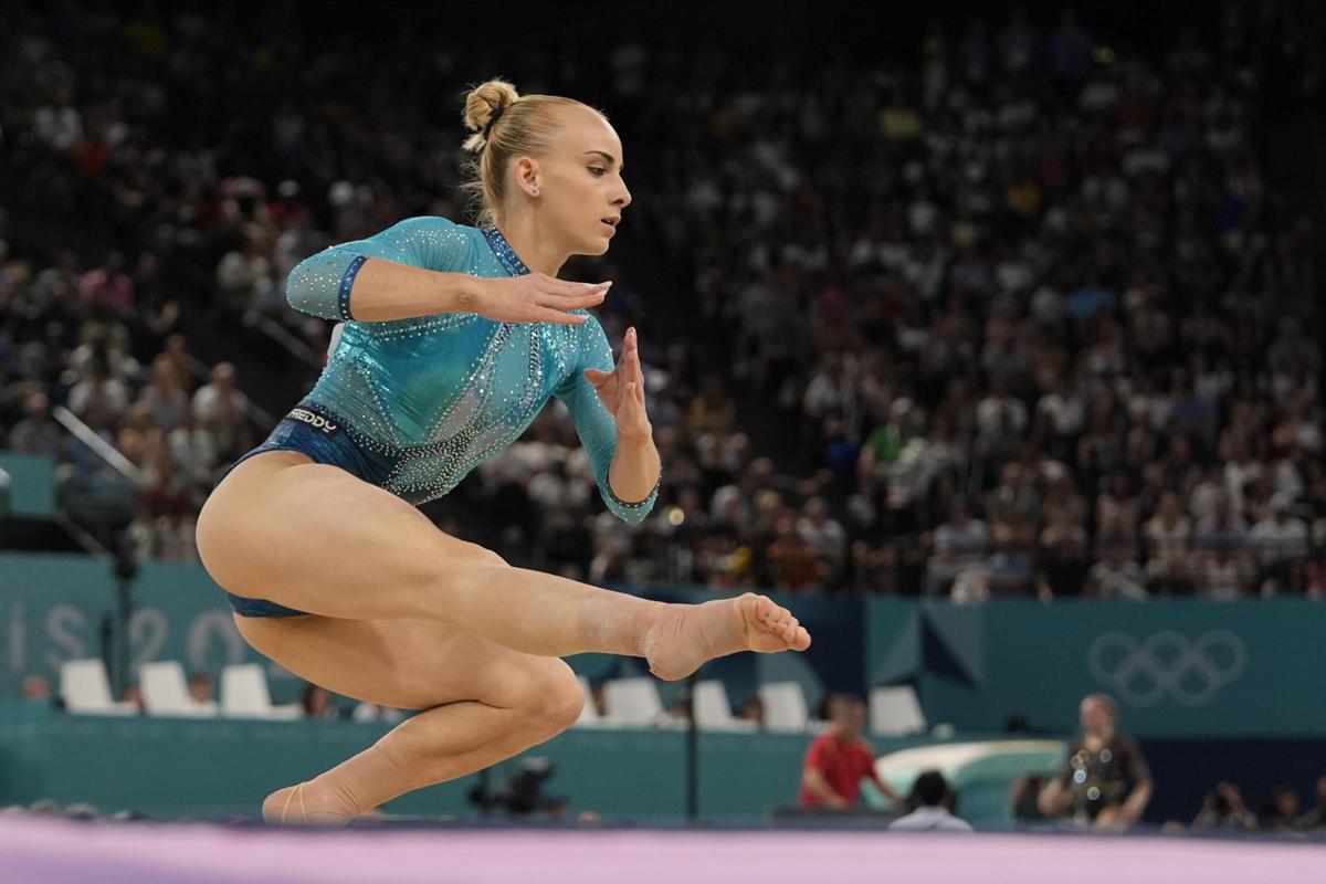 Chi è Alice D’Amato medaglia d’oro a Parigi 2024, il tatuaggio del destino e la sorella gemella Asia (assente per infortunio alle Olimpiadi)