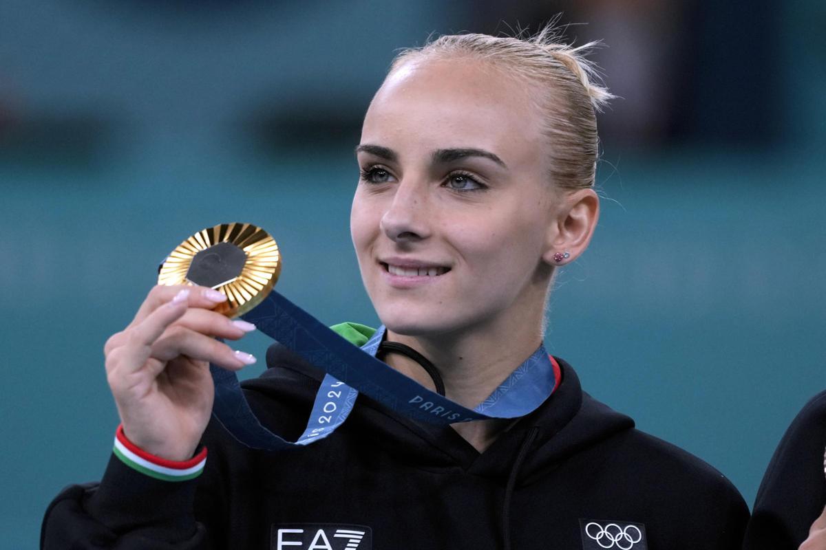 Chi è Alice D’Amato medaglia d’oro a Parigi 2024, il tatuaggio del destino e la sorella gemella Asia (assente per infortunio alle Olimpiadi)