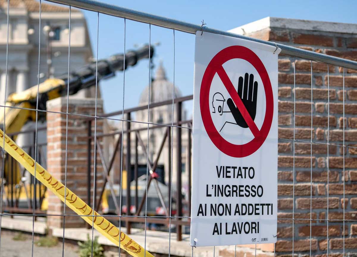 “Gualtieri criminale di Roma”: a piazza Navona sui teloni che oscurano la fontana la rabbia contro il sindaco