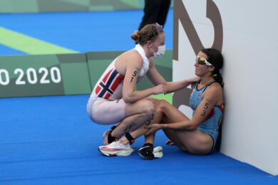 Parigi 2024, Claire Michel ricoverata dopo la gara nella Senna. “Devastata”. Organizzatori: “Contaminazione estranea alla gara”