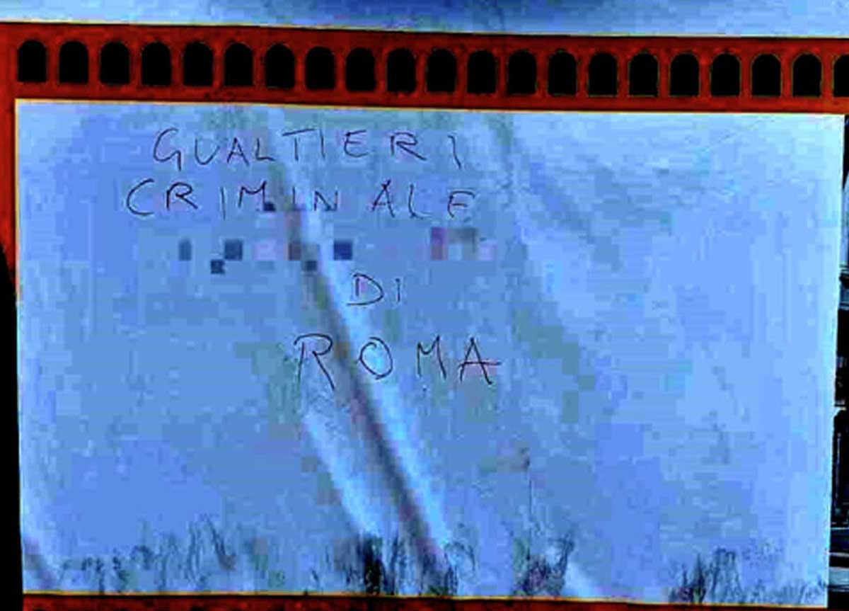 “Gualtieri criminale di Roma”: a piazza Navona sui teloni che oscurano la fontana la rabbia contro il sindaco