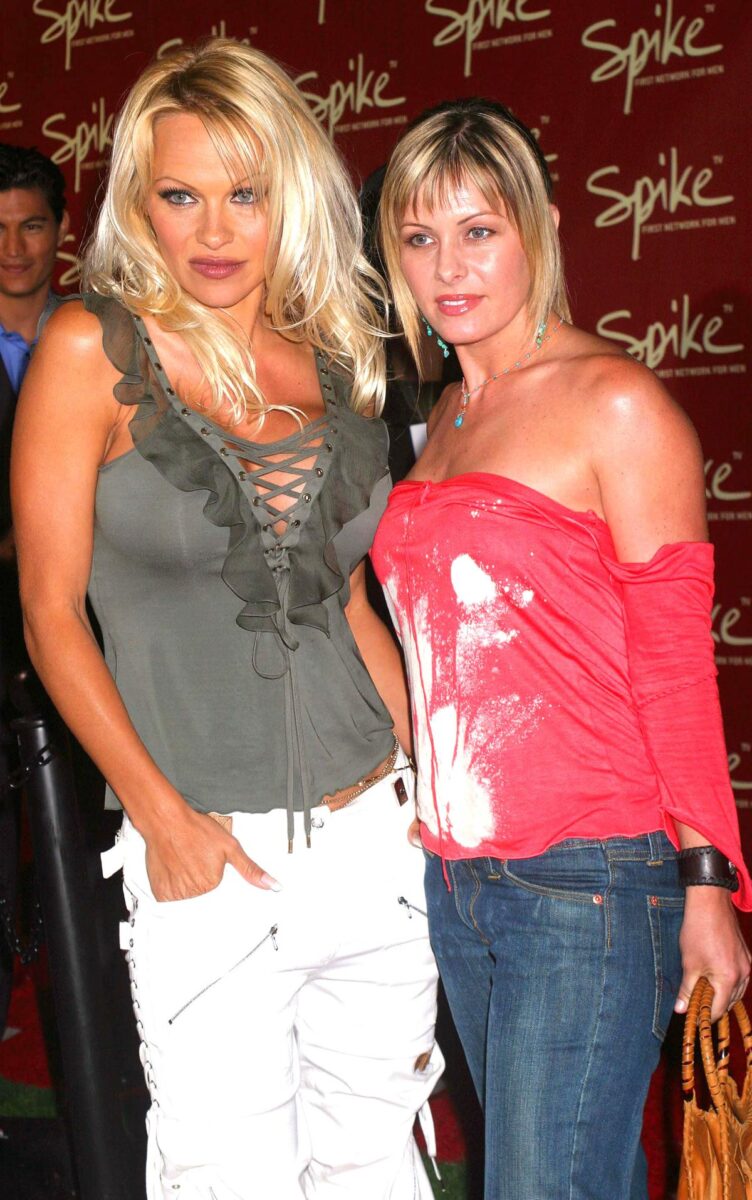 L’ex star di “Baywatch” Nicole Eggert: “Chemio contro il cancro”. Come sta l’attrice L’ex star di “Baywatch” Nicole Eggert: “Chemio contro il cancro”. Come sta l’attrice