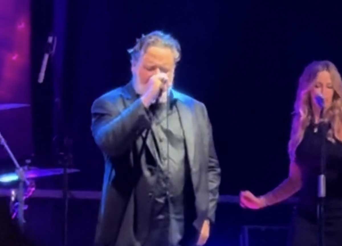 Ladispoli, “Sarà perché ti amo”: Russel Crowe canta i Ricchi e Poveri e la piazza esplode. Pazzi su tiktok Ladispoli, “Sarà perché ti amo”: Russel Crowe canta i Ricchi e Poveri e la piazza esplode. Pazzi su tiktok