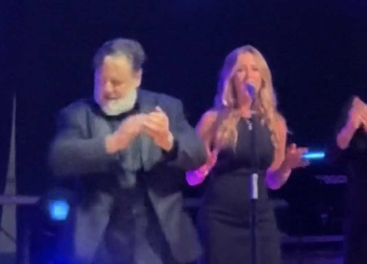 Ladispoli, “Sarà perché ti amo”: Russel Crowe canta i Ricchi e Poveri e la piazza esplode. Pazzi su tiktok Ladispoli, “Sarà perché ti amo”: Russel Crowe canta i Ricchi e Poveri e la piazza esplode. Pazzi su tiktok