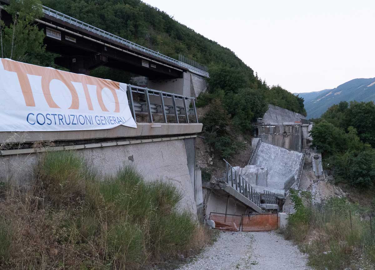 Autostrada Roma-L’Aquila, all’alba saltano in aria 6 campate di 2 viadotti: boato controllato con microcariche Autostrada Roma-L’Aquila, all’alba saltano in aria 6 campate di 2 viadotti: boato controllato con microcariche