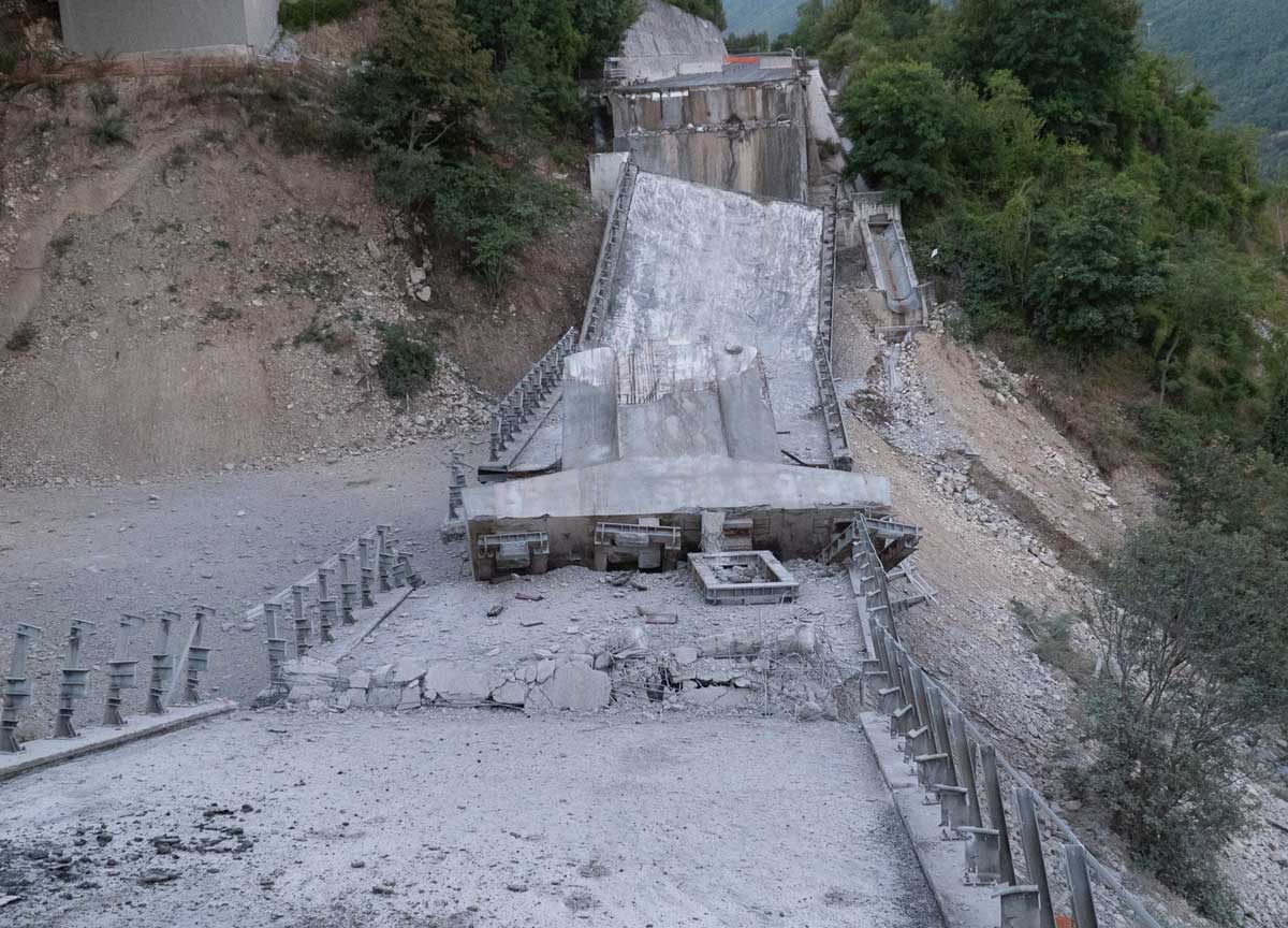 Autostrada Roma-L’Aquila, all’alba saltano in aria 6 campate di 2 viadotti: boato controllato con microcariche Autostrada Roma-L’Aquila, all’alba saltano in aria 6 campate di 2 viadotti: boato controllato con microcariche
