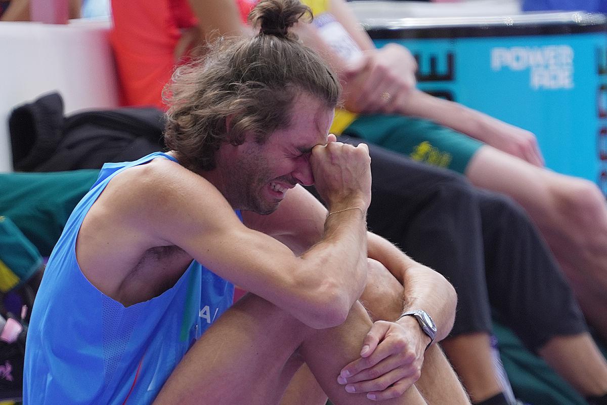 Tamberi in lacrime, il pianto di Gimbo alle Olimpiadi di Parigi 2024 fa il giro del mondo Tamberi in lacrime, il pianto di Gimbo alle Olimpiadi di Parigi 2024 fa il giro del mondo