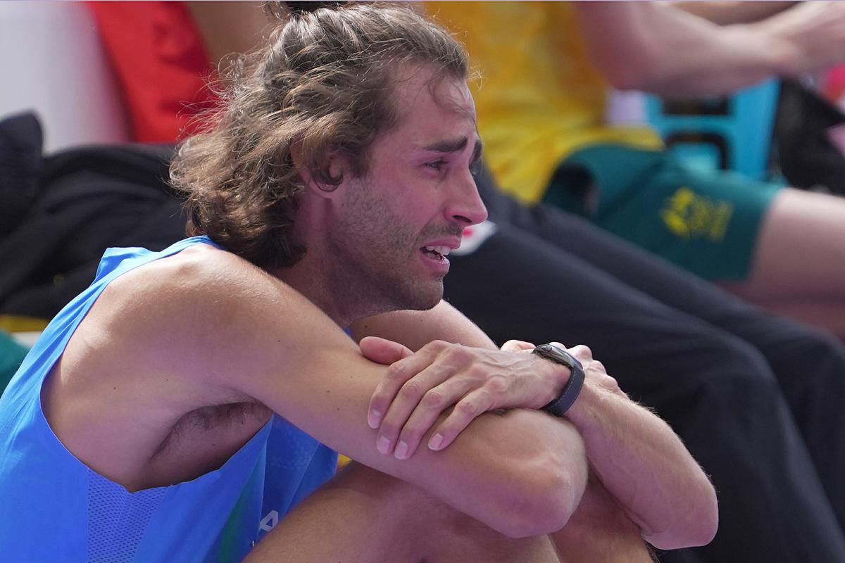 Tamberi in lacrime, il pianto di Gimbo alle Olimpiadi di Parigi 2024 fa il giro del mondo Tamberi in lacrime, il pianto di Gimbo alle Olimpiadi di Parigi 2024 fa il giro del mondo