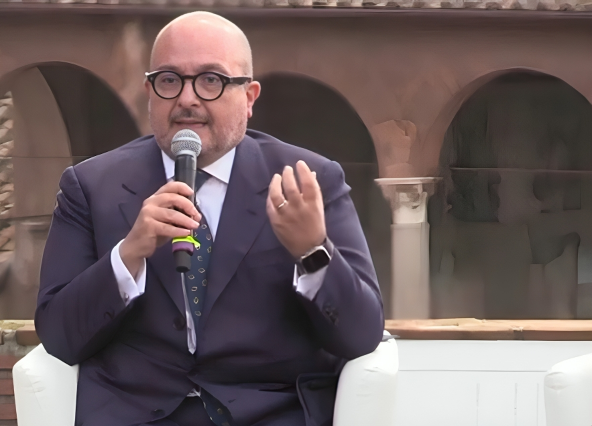 Sangiuliano, nuova gaffe: “Napoli? Ha 250 anni”. Poi caccia il suo social media manager Sangiuliano, nuova gaffe: “Napoli? Ha 250 anni”. Poi caccia il suo social media manager