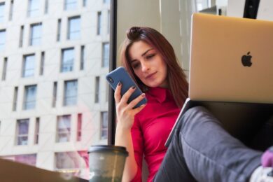 Gli italiani preferiscono i telefoni al cibo: boom di spese tech negli ultimi 30 anni