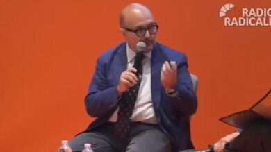 Sangiuliano, nuova gaffe: “Napoli? Ha 250 anni”. Poi caccia il suo social media manager
