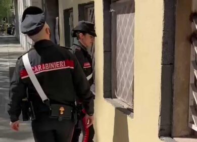 Torino, madre lascia sola la figlia in casa: arrestata per abbandono di minore