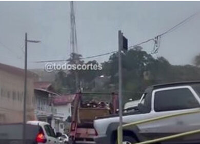 Brasile, precipita un aereo con a bordo 62 persone: le fiamme e lo schianto al suolo. VIDEO