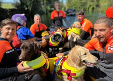 Pet therapy per ragazzi coraggiosi: sui gommoni coi cani di salvataggio lungo il Velino:  a Rieti lezione di civiltà