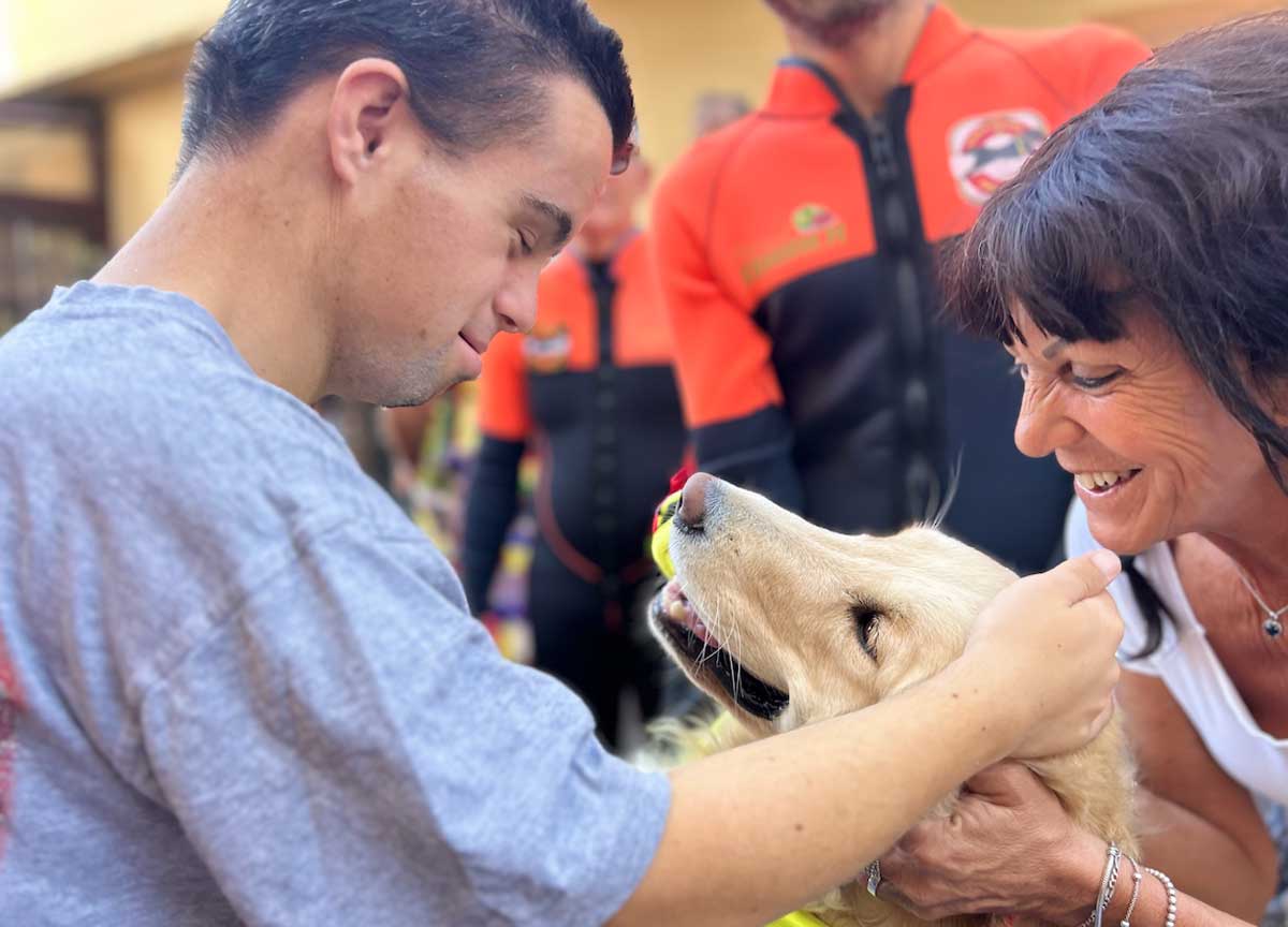 Pet therapy per ragazzi coraggiosi: sui gommoni coi cani di salvataggio lungo il Velino: a Rieti lezione di civiltà Pet therapy per ragazzi coraggiosi: sui gommoni coi cani di salvataggio lungo il Velino: a Rieti lezione di civiltà