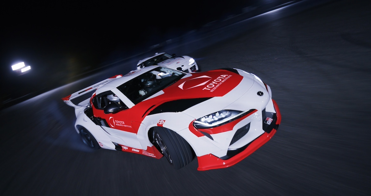 Toyota: pionieri della guida autonoma, drifting in tandem per la sicurezza stradale