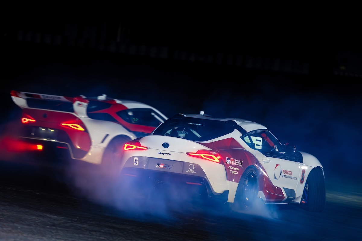 Toyota: pionieri della guida autonoma, drifting in tandem per la sicurezza stradale