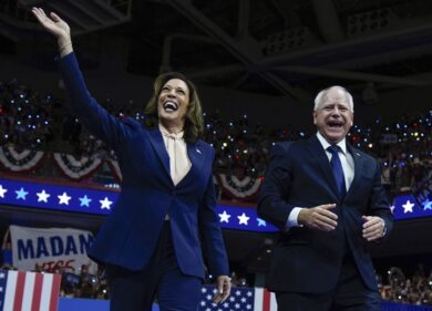 Elezioni Usa, tre candidati ricchi e uno quasi “povero”: il vice di Kamala Harris ha un patrimonio di soli 300 mila dollari