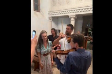 Djokovic si improvvisa “musicista”: il video su TikTok mentre suona il violino è esilarante