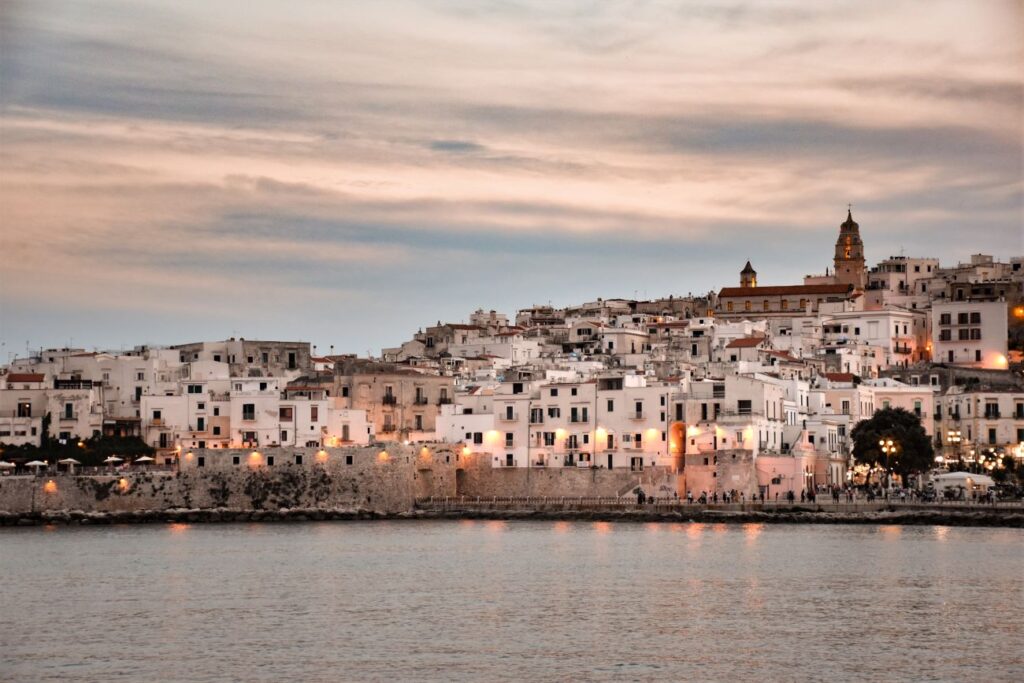 Vieste, umiliato dal branco dodicenne costretto in ginocchio Vieste, umiliato dal branco dodicenne costretto in ginocchio