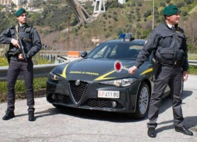 Pensionato fermato alla frontiera con 10 milioni in traveller’s cheque