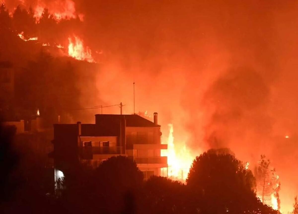 Atene a fuoco, migliaia di persone evacuate per un vasto incendio. VIDEO Atene a fuoco, migliaia di persone evacuate per un vasto incendio. VIDEO
