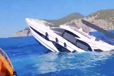 Lo yacht affonda, a bordo una famiglia. Le immagini da film