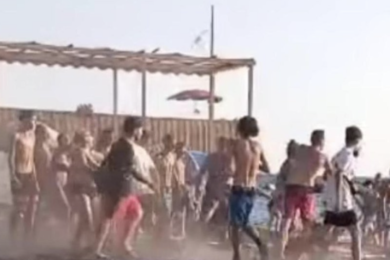 Napoli, scoppia la rissa tra giovanissimi in spiaggia. Denunciati due minorenni. VIDEO