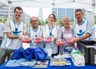 Milano, angurie e acqua fresca per i senzatetto in Stazione Centrale