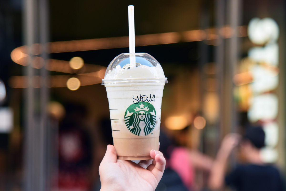 Starbucks cambia volto e nomina un nuovo Ceo: il titolo svetta a Wall Street Starbucks cambia volto e nomina un nuovo Ceo: il titolo svetta a Wall Street