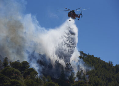 Grecia, trovato il cadavere di una donna in un centro commerciale bruciato. Ancora incendi nella penisola