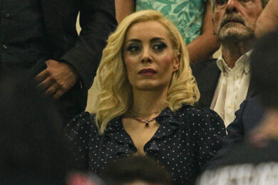 Marta Fascina sfoggia il suo nuovo look al trofeo Silvio Berlusconi, ma in aula è record di assenze. FOTO