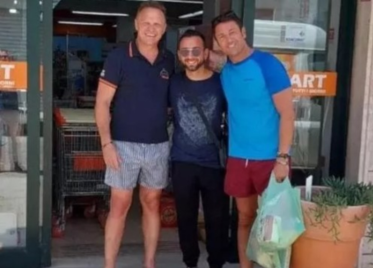 Meloni, vacanze in Puglia. Lollobrigida e Giambruno a comprare le mozzarelle fresche Meloni, vacanze in Puglia. Lollobrigida e Giambruno a comprare le mozzarelle fresche