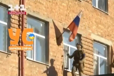 Avanzata ucraina nel Kursk, un uomo rimuove la bandiera russa nel villaggio di Vnezapnoe