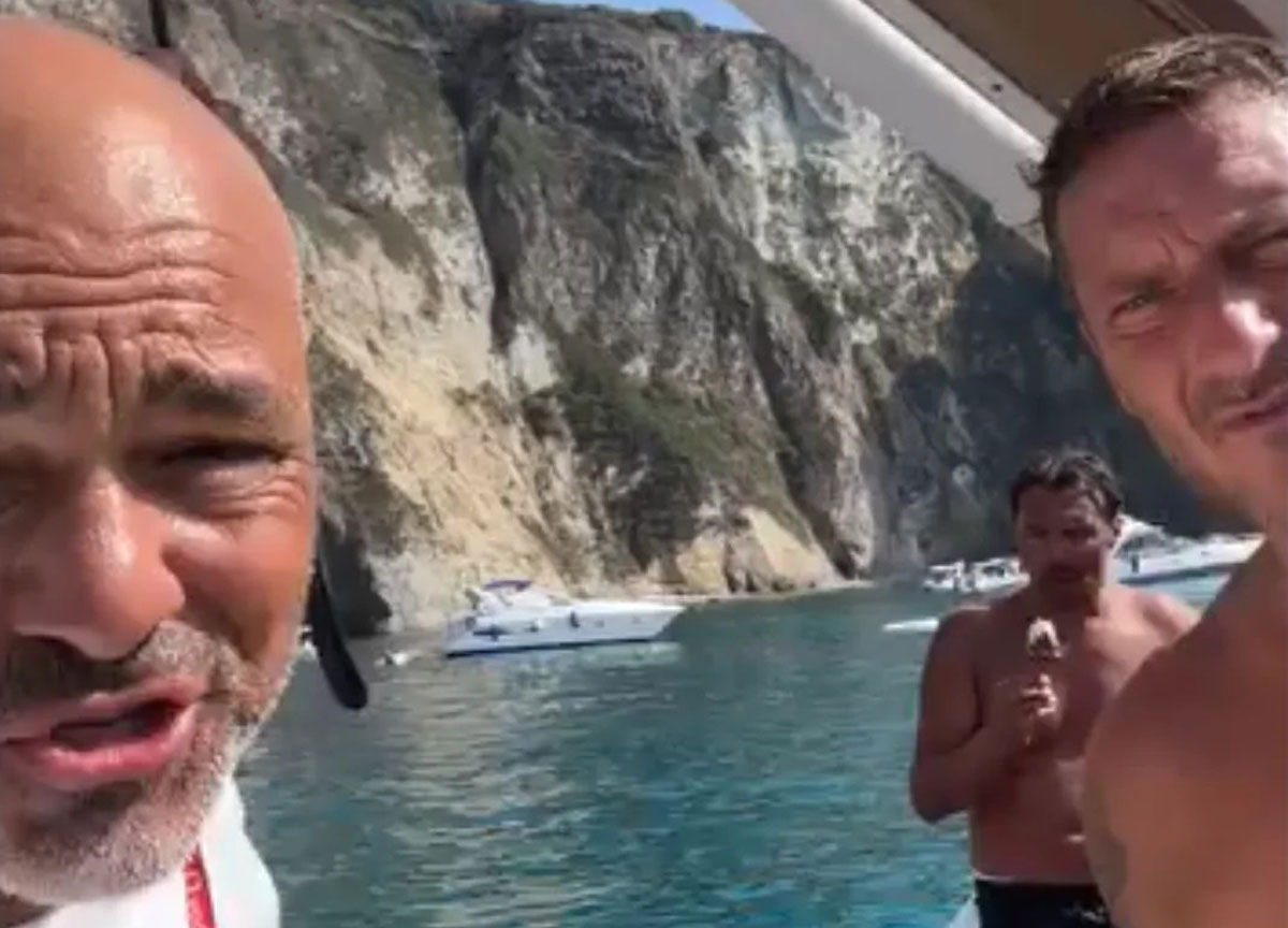 Totti sbarca a Palmarola e il gelato in barca fa impazzire i tifosi VIDEO Totti sbarca a Palmarola e il gelato in barca fa impazzire i tifosi VIDEO