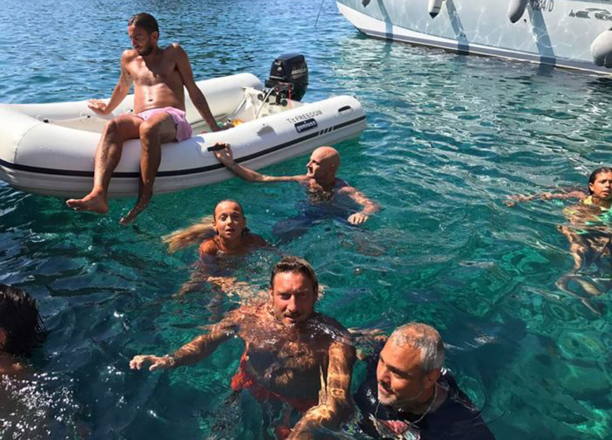 Totti sbarca a Palmarola e il gelato in barca fa impazzire i tifosi VIDEO Totti sbarca a Palmarola e il gelato in barca fa impazzire i tifosi VIDEO