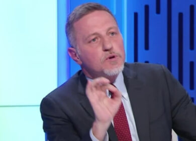 “Studia, somaro, sei come Fantozzi”. Giannini sbaglia e Gasparri lo bacchetta