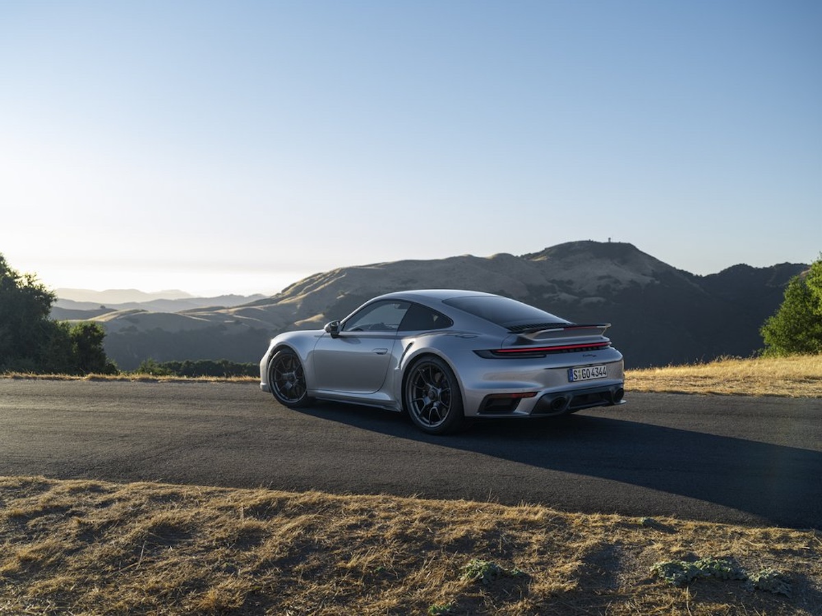 Porsche svela la 911 Turbo 50 Anni: una celebrazione di stile e prestazioni alla Monterey Car Week Porsche svela la 911 Turbo 50 Anni: una celebrazione di stile e prestazioni alla Monterey Car Week