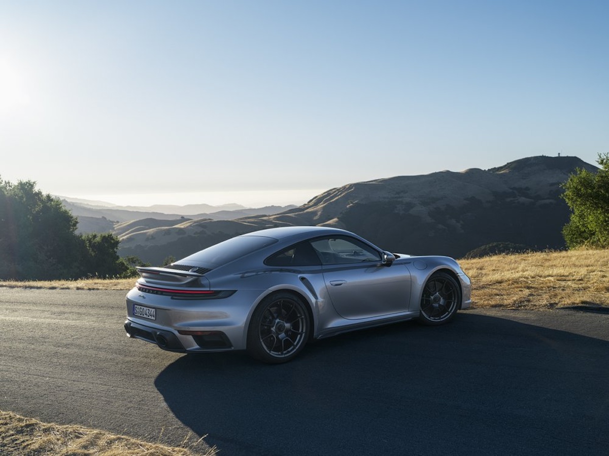 Porsche svela la 911 Turbo 50 Anni: una celebrazione di stile e prestazioni alla Monterey Car Week Porsche svela la 911 Turbo 50 Anni: una celebrazione di stile e prestazioni alla Monterey Car Week