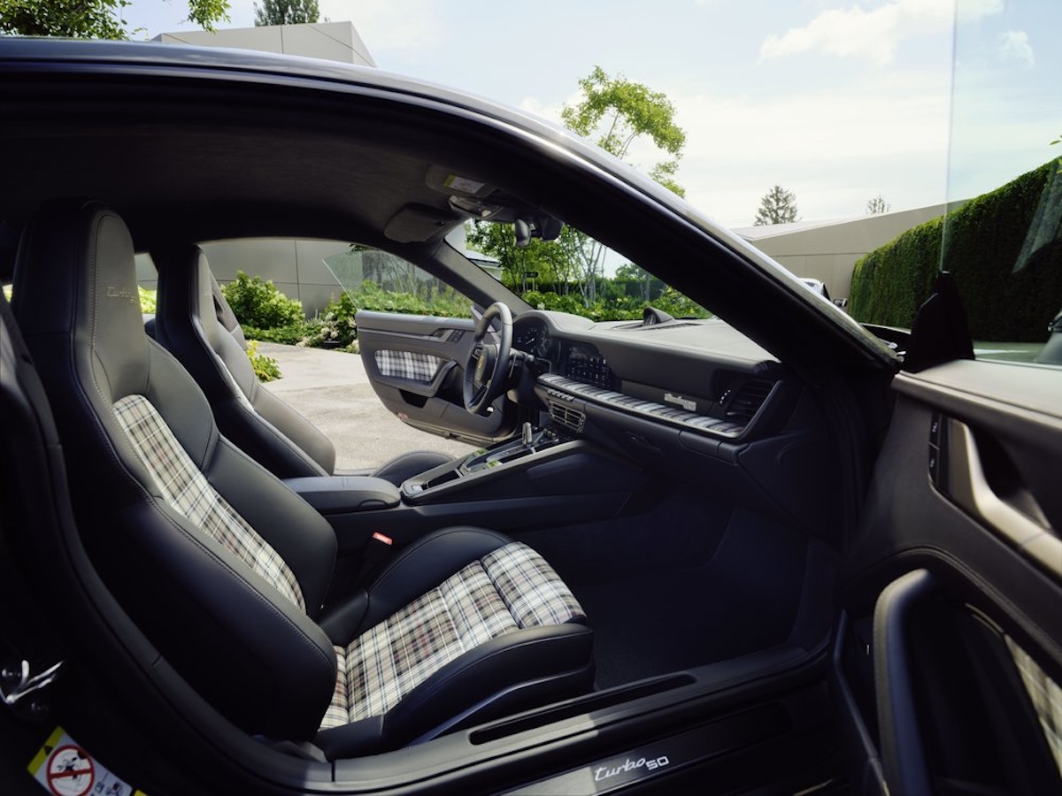 Porsche svela la 911 Turbo 50 Anni: una celebrazione di stile e prestazioni alla Monterey Car Week Porsche svela la 911 Turbo 50 Anni: una celebrazione di stile e prestazioni alla Monterey Car Week