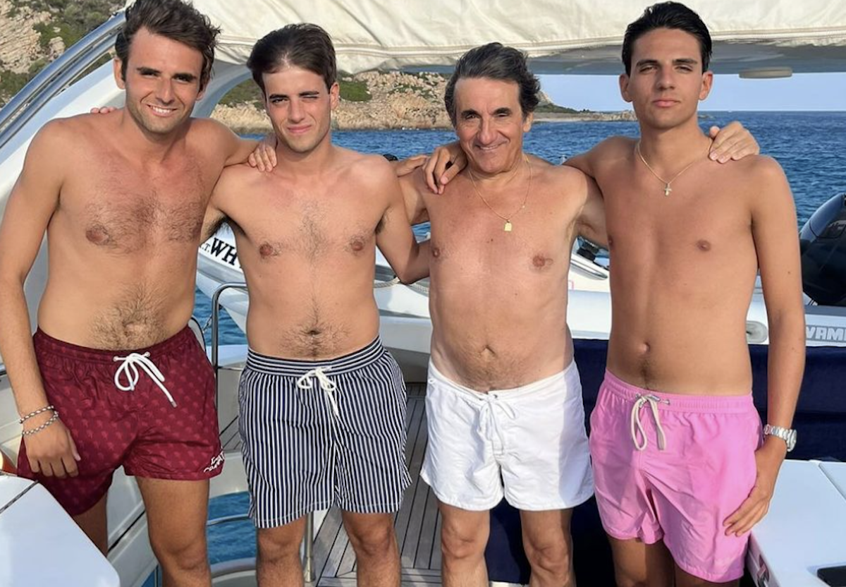 Tuffi dallo yacht, (quasi) 100 flessioni e famiglia: la super estate di Urbano Cairo. VIDEO