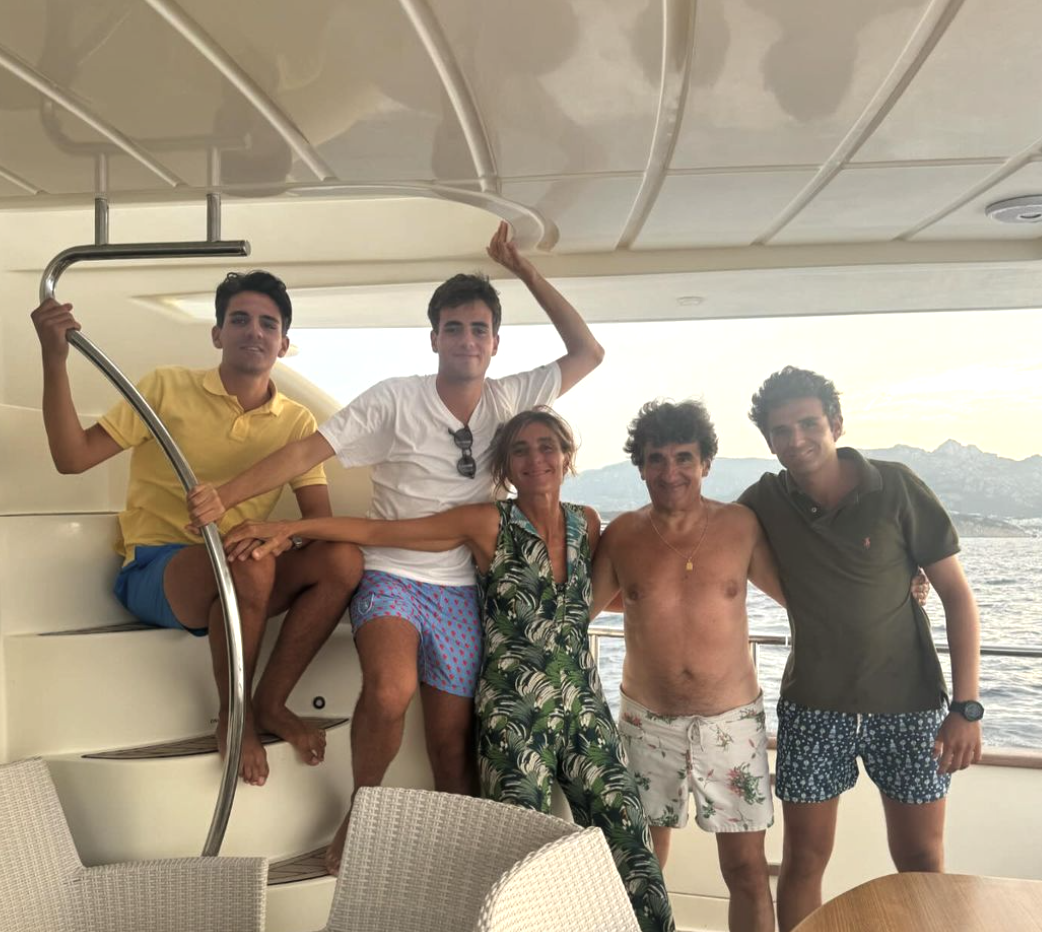 Tuffi dallo yacht, (quasi) 100 flessioni e famiglia: la super estate di Urbano Cairo. VIDEO