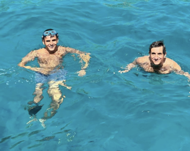 Tuffi dallo yacht, (quasi) 100 flessioni e famiglia: la super estate di Urbano Cairo. VIDEO